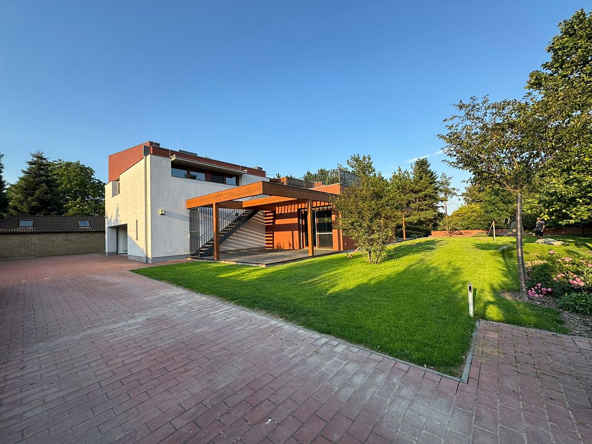 Prodej rodinného domu 381 m², pozemek 1647 m² – fotografie 3