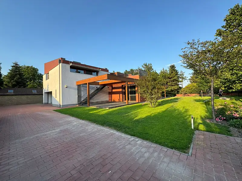 Prodej rodinného domu 381 m², pozemek 1647 m², Valeč – náhled fotky 3