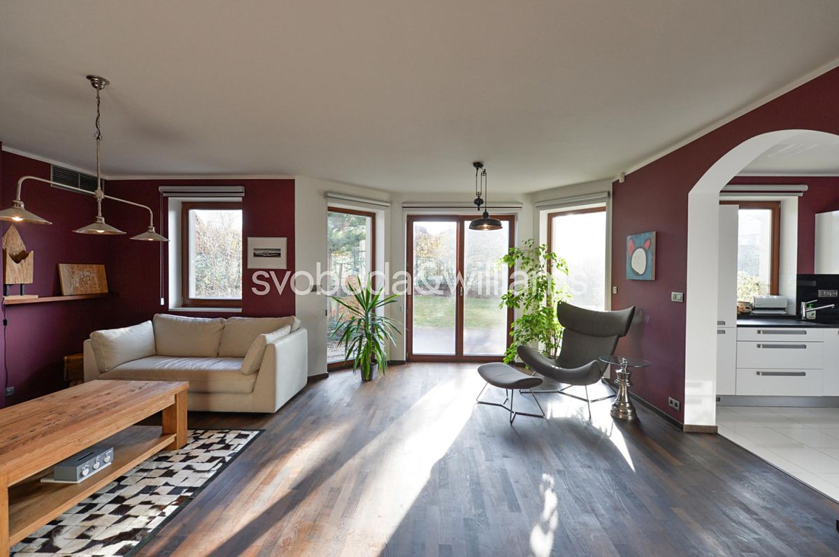 Pronájem rodinného domu 260 m², pozemek 821 m² – fotografie 3