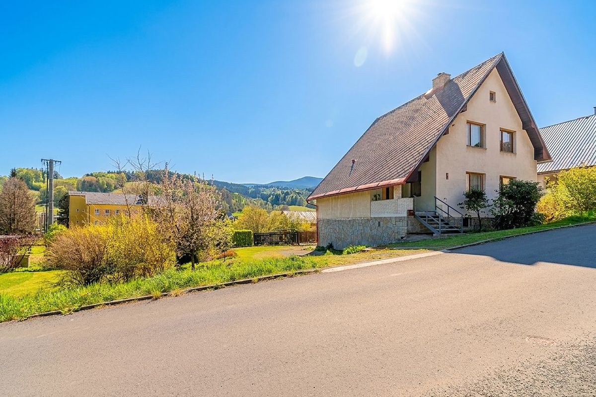 Prodej rodinného domu 260 m², pozemek 757 m²