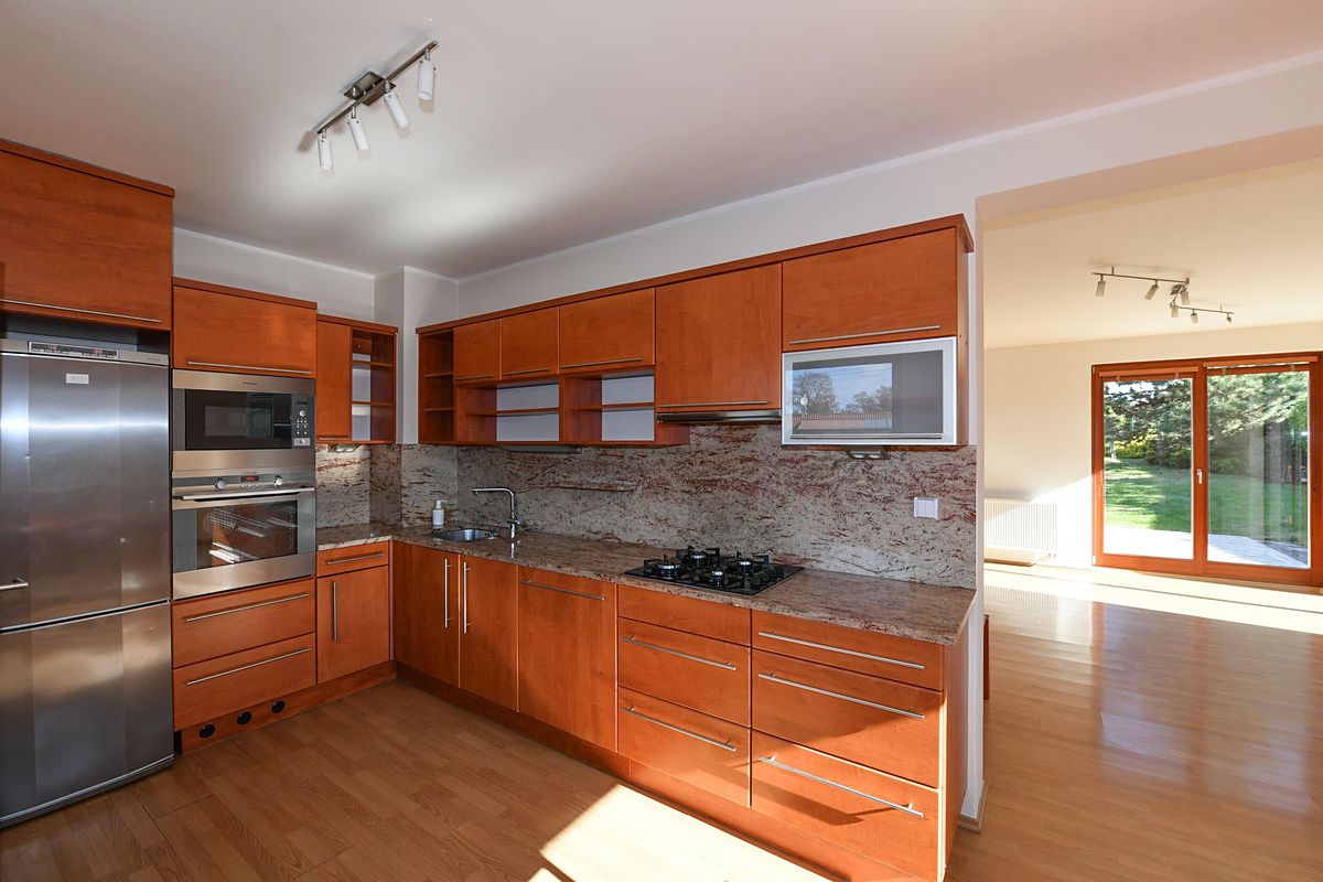 Prodej rodinného domu 270 m², pozemek 654 m² – fotografie 3