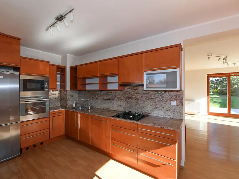 Prodej rodinného domu 270 m², pozemek 654 m², Jesenice – náhled fotky 3