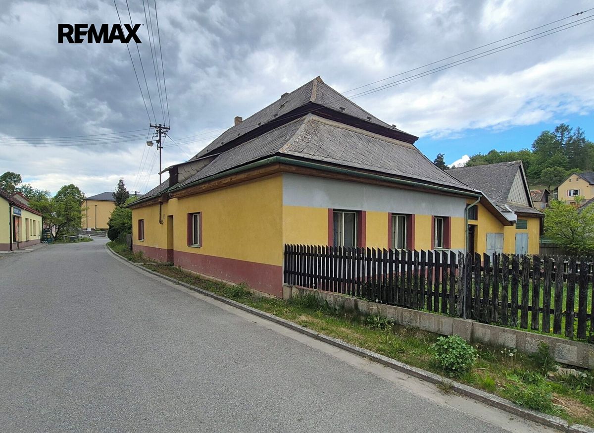 Prodej rodinného domu 269 m², pozemek 721 m² – fotografie 2