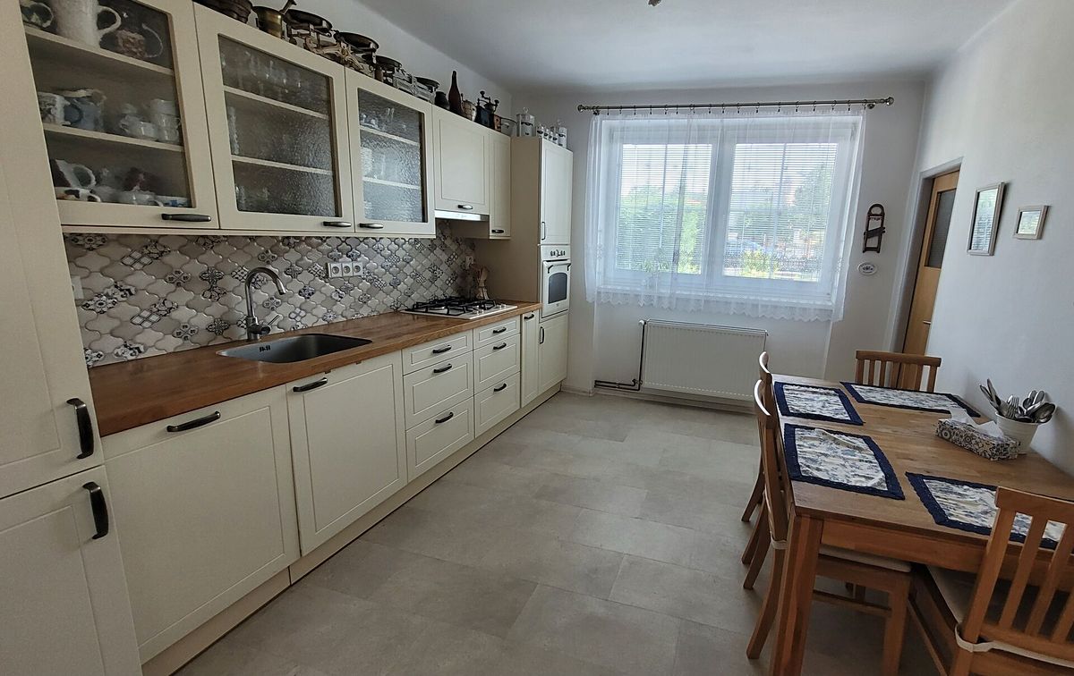 Prodej rodinného domu 180 m², pozemek 1075 m² – fotografie 3