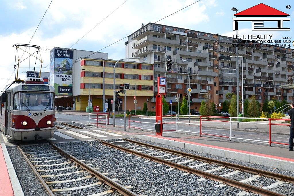 Pronájem garážového stání 18 m²
