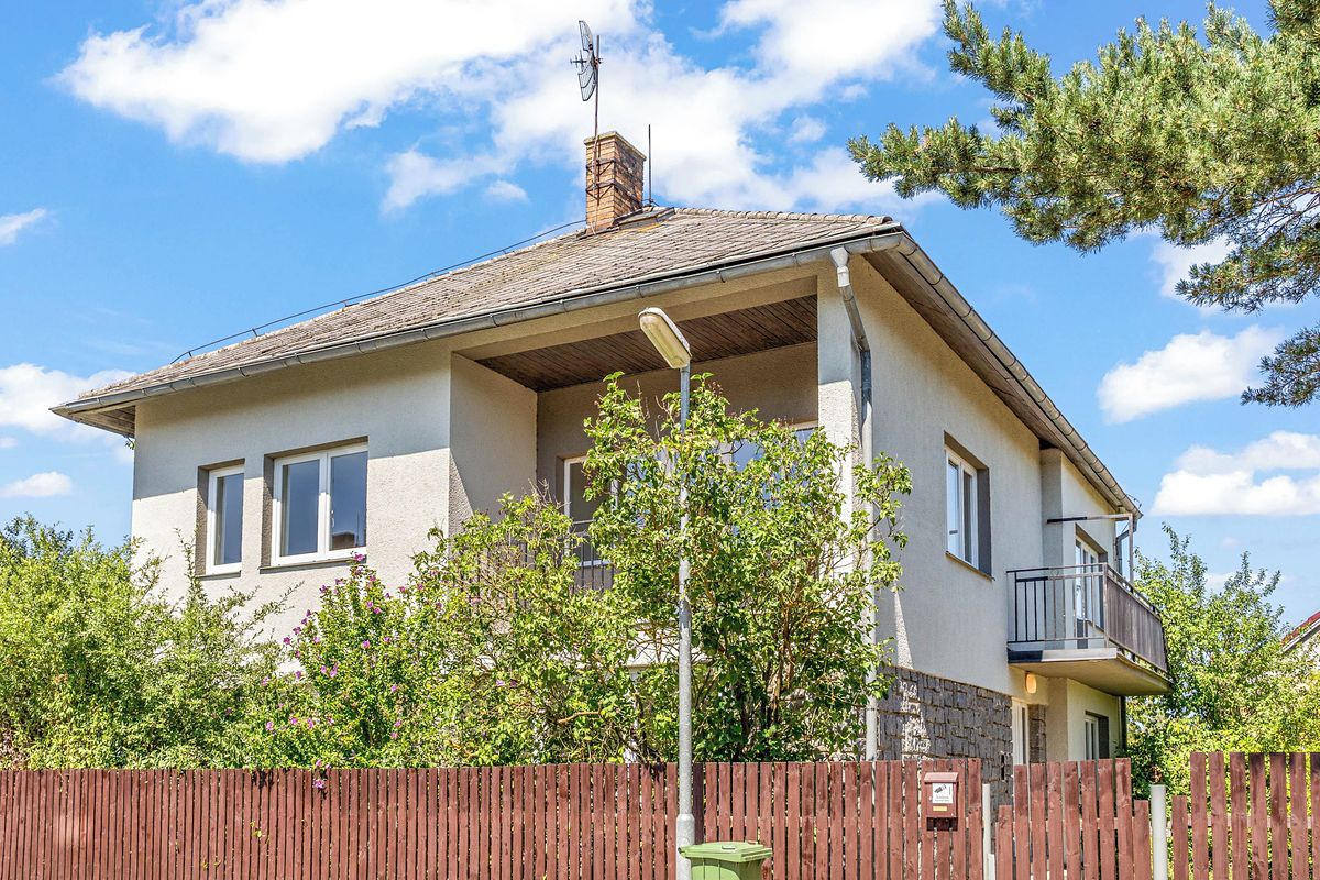 Prodej rodinného domu 250 m², pozemek 665 m² – fotografie 2