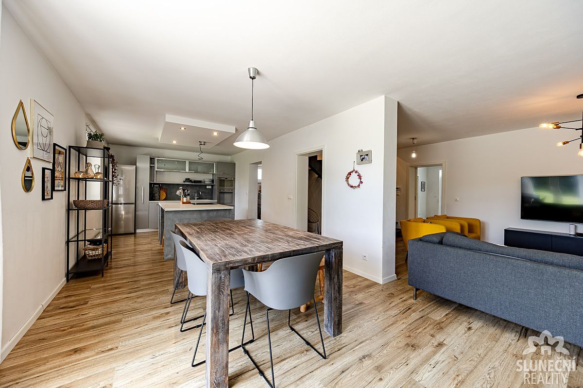 Prodej rodinného domu 206 m², pozemek 637 m² – fotografie 2