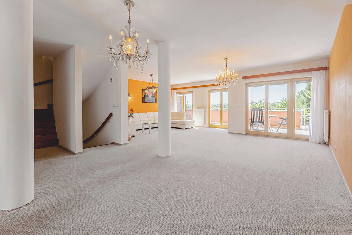 Prodej rodinného domu 330 m², pozemek 531 m² – fotografie 2