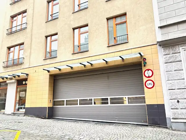 Pronájem garážového stání 12 m², Praha – náhled fotky 1