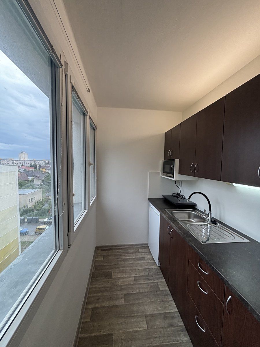 Pronájem bytu 1+kk 28 m² – fotografie 3
