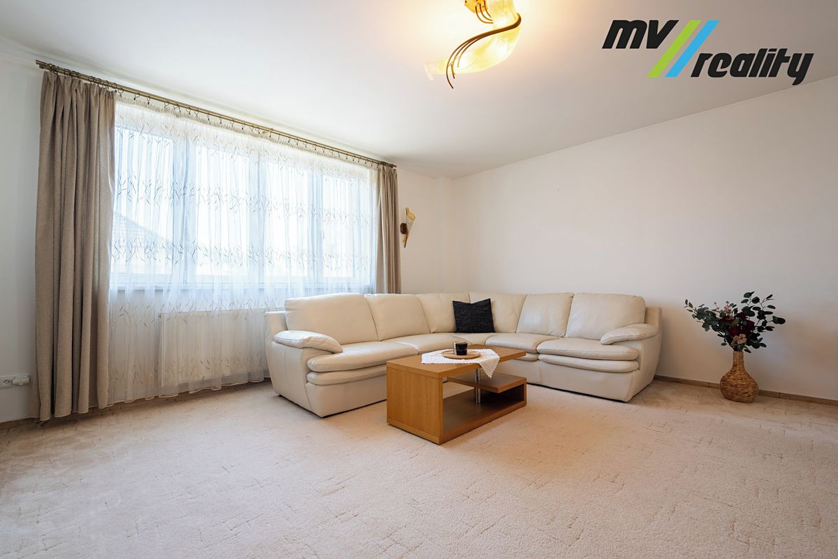 Prodej rodinného domu 300 m², pozemek 619 m² – fotografie 3