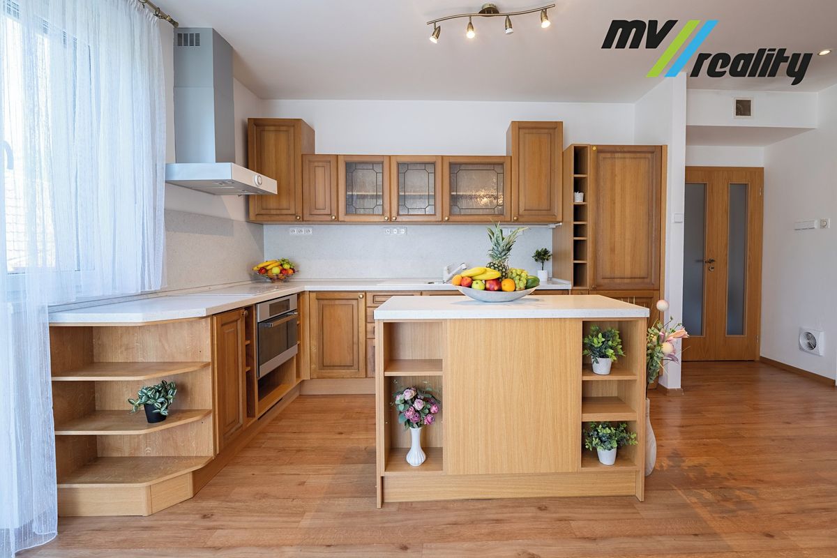 Prodej rodinného domu 300 m², pozemek 619 m² – fotografie 2