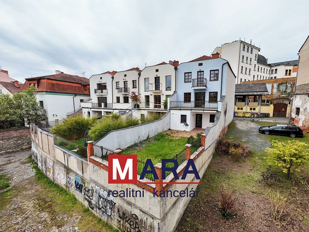 Prodej rodinného domu 332 m², pozemek 202 m² – fotografie 2