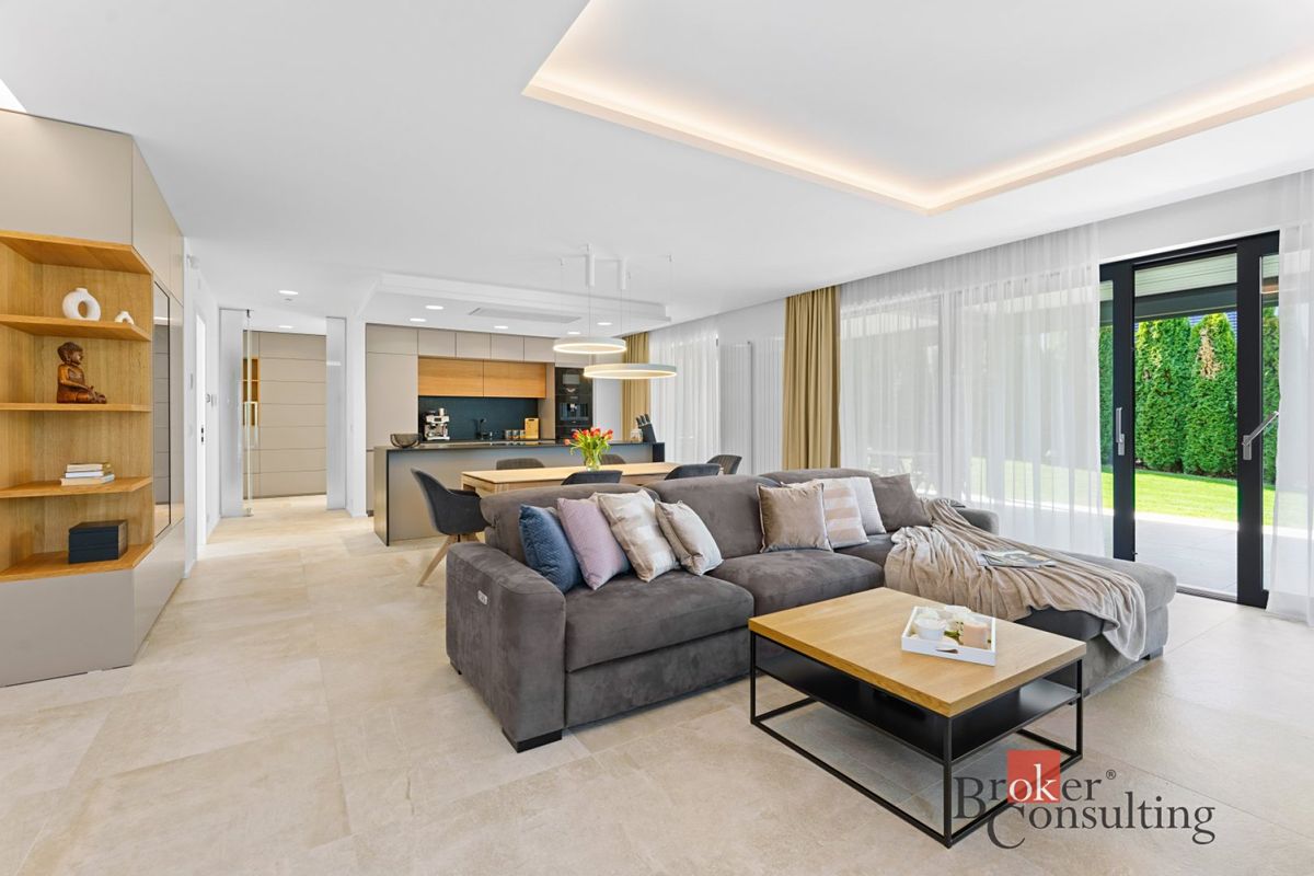 Pronájem rodinného domu 162 m², pozemek 916 m² – fotografie 2