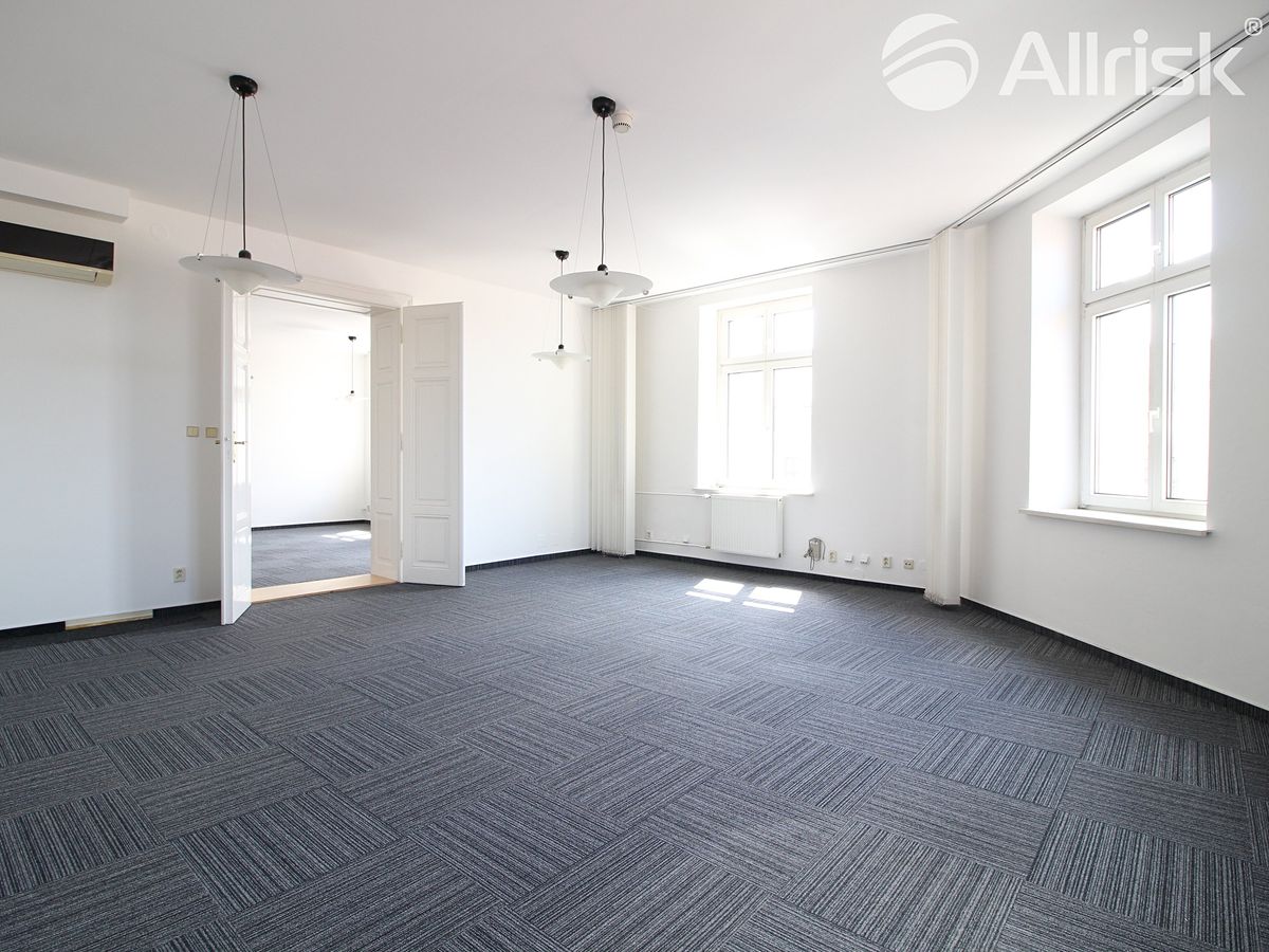 Pronájem kanceláře 200 m²