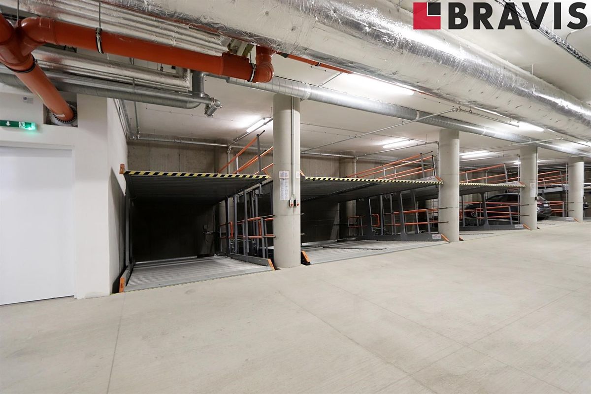 Pronájem garážového stání 10 m² – fotografie 3