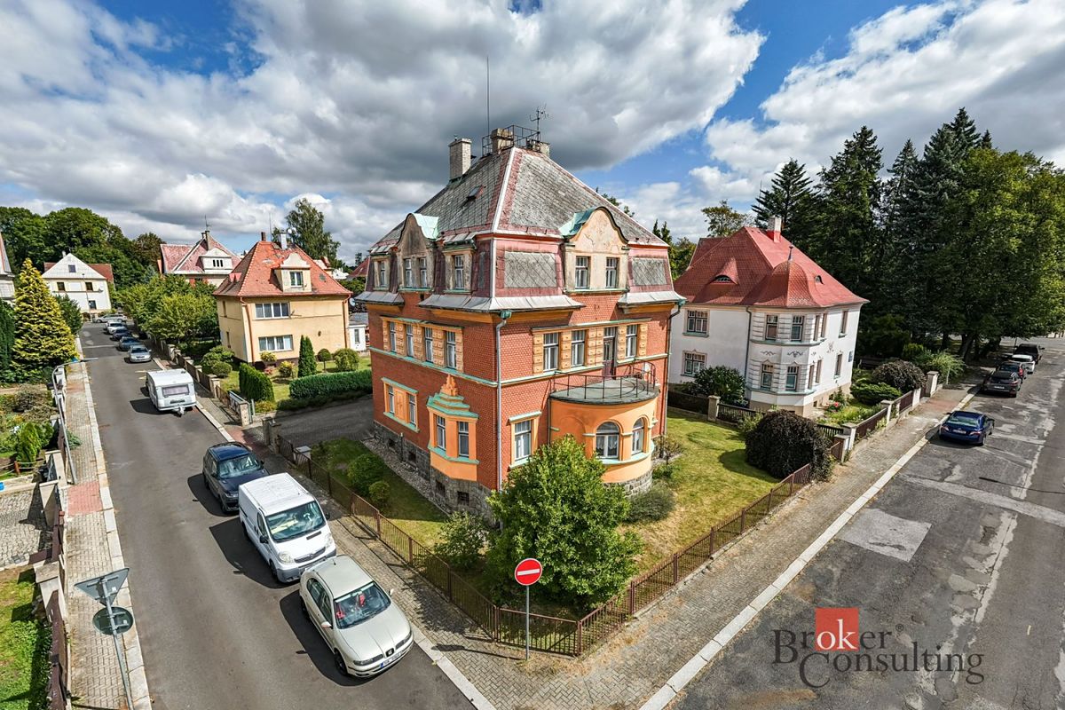 Prodej rodinného domu 270 m², pozemek 721 m²