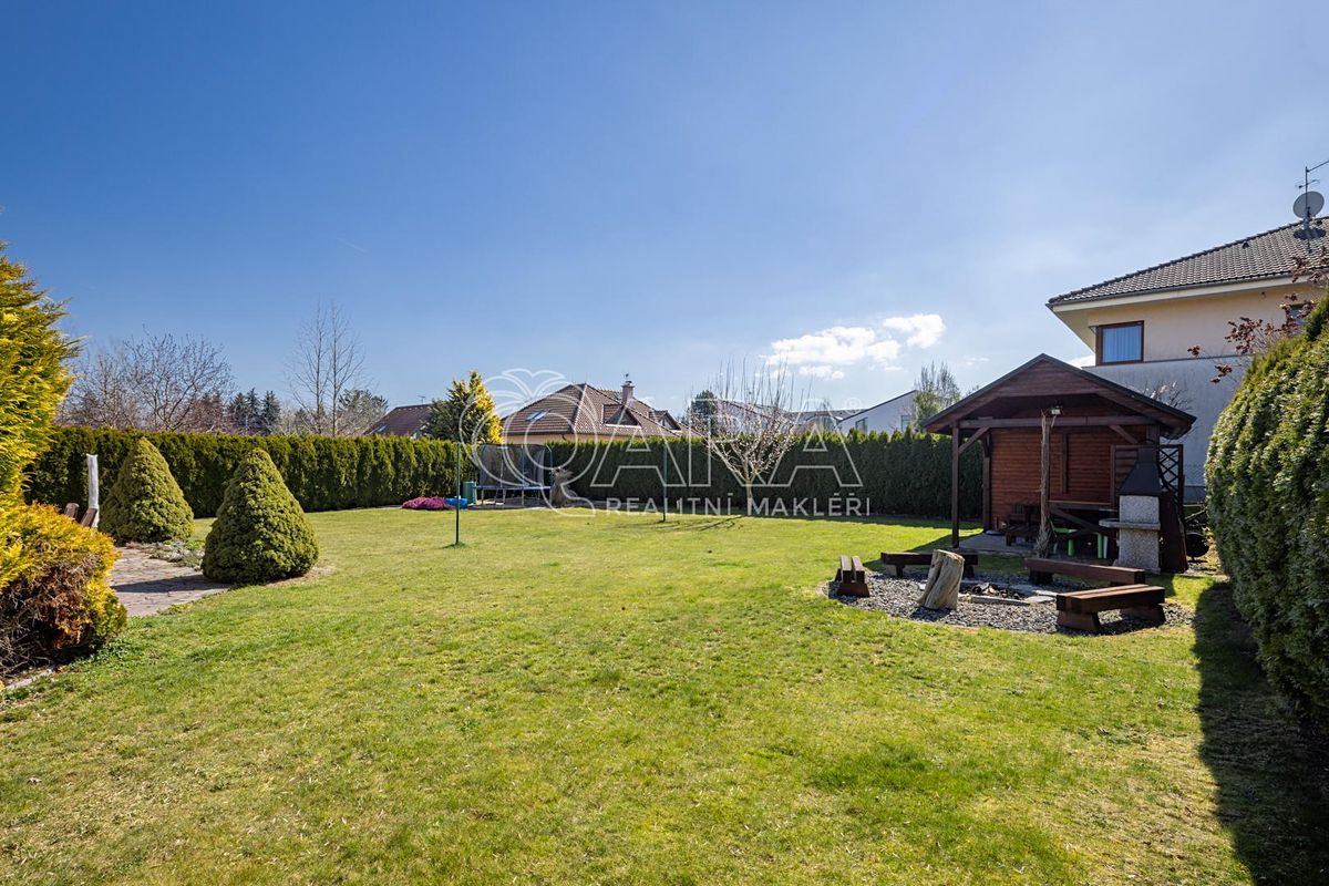Prodej rodinného domu 223 m², pozemek 1021 m² – fotografie 2