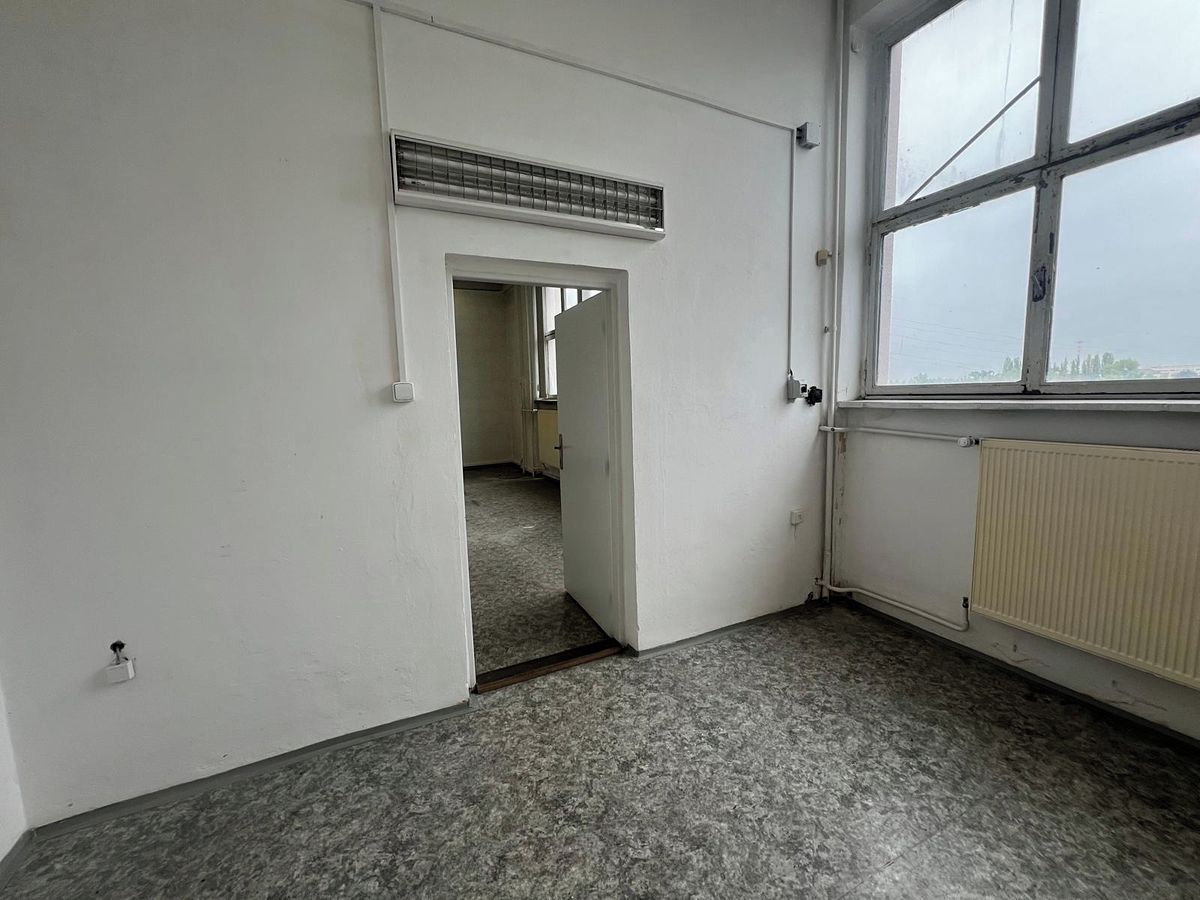 Pronájem kanceláře 54 m² – fotografie 3