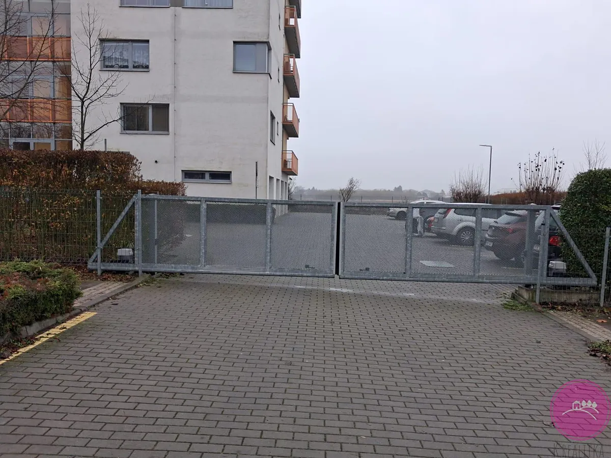 Pronájem garážového stání 15 m²