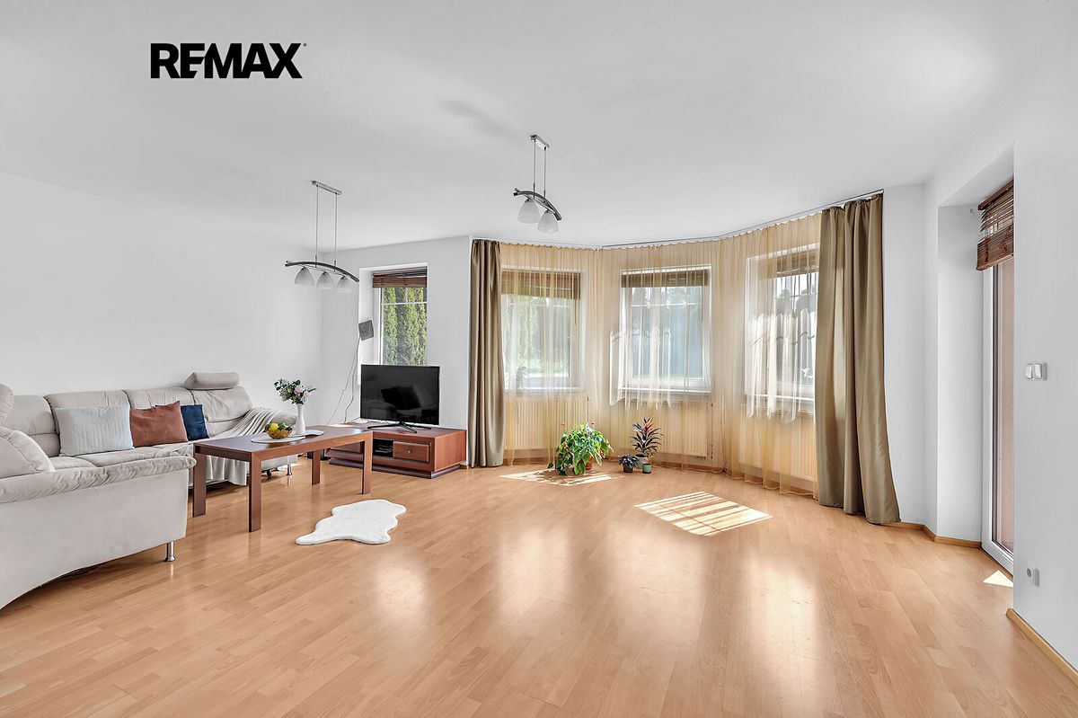 Prodej rodinného domu 224 m², pozemek 939 m² – fotografie 3