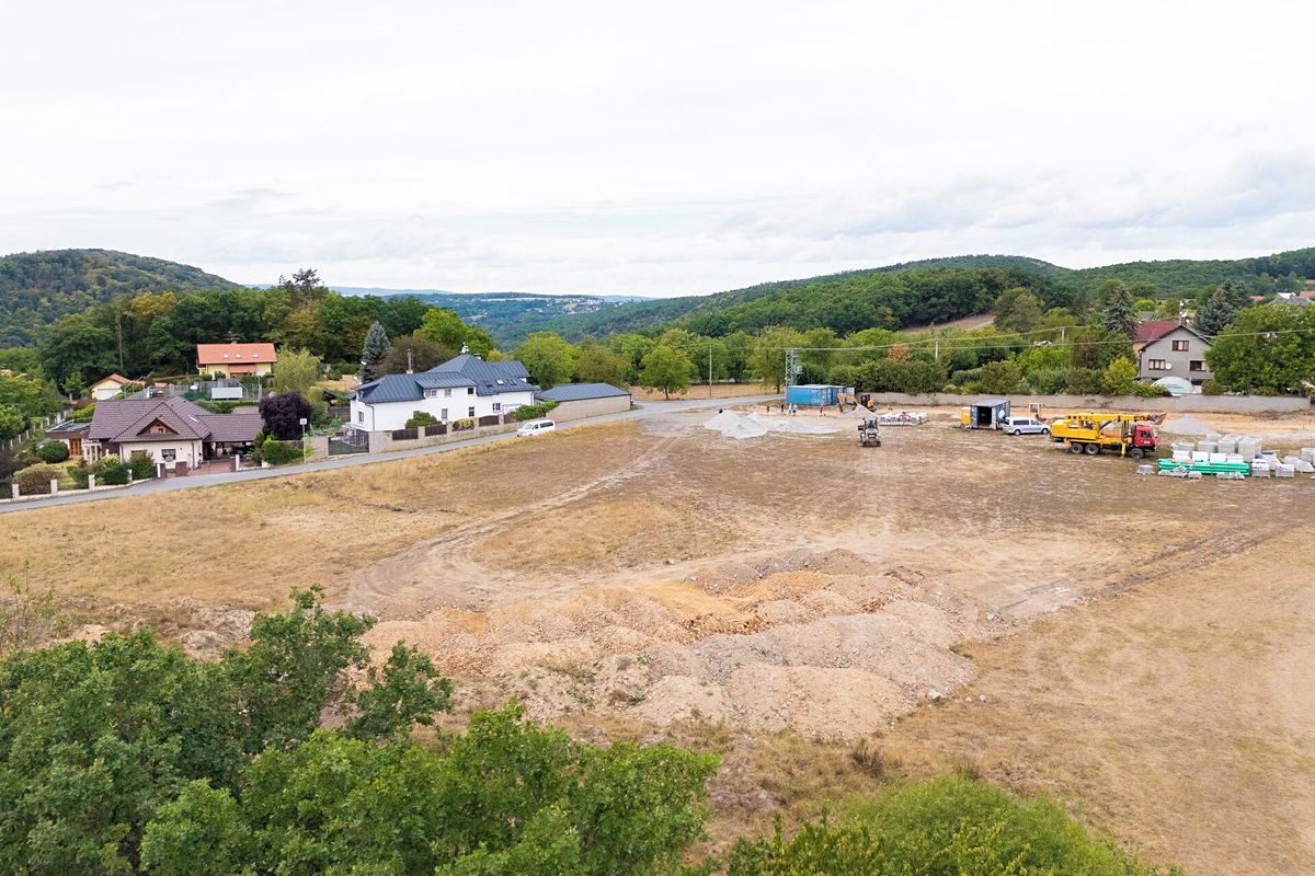 Prodej stavebního pozemku 1041 m², Jílové u Prahy – fotka 1 z 3