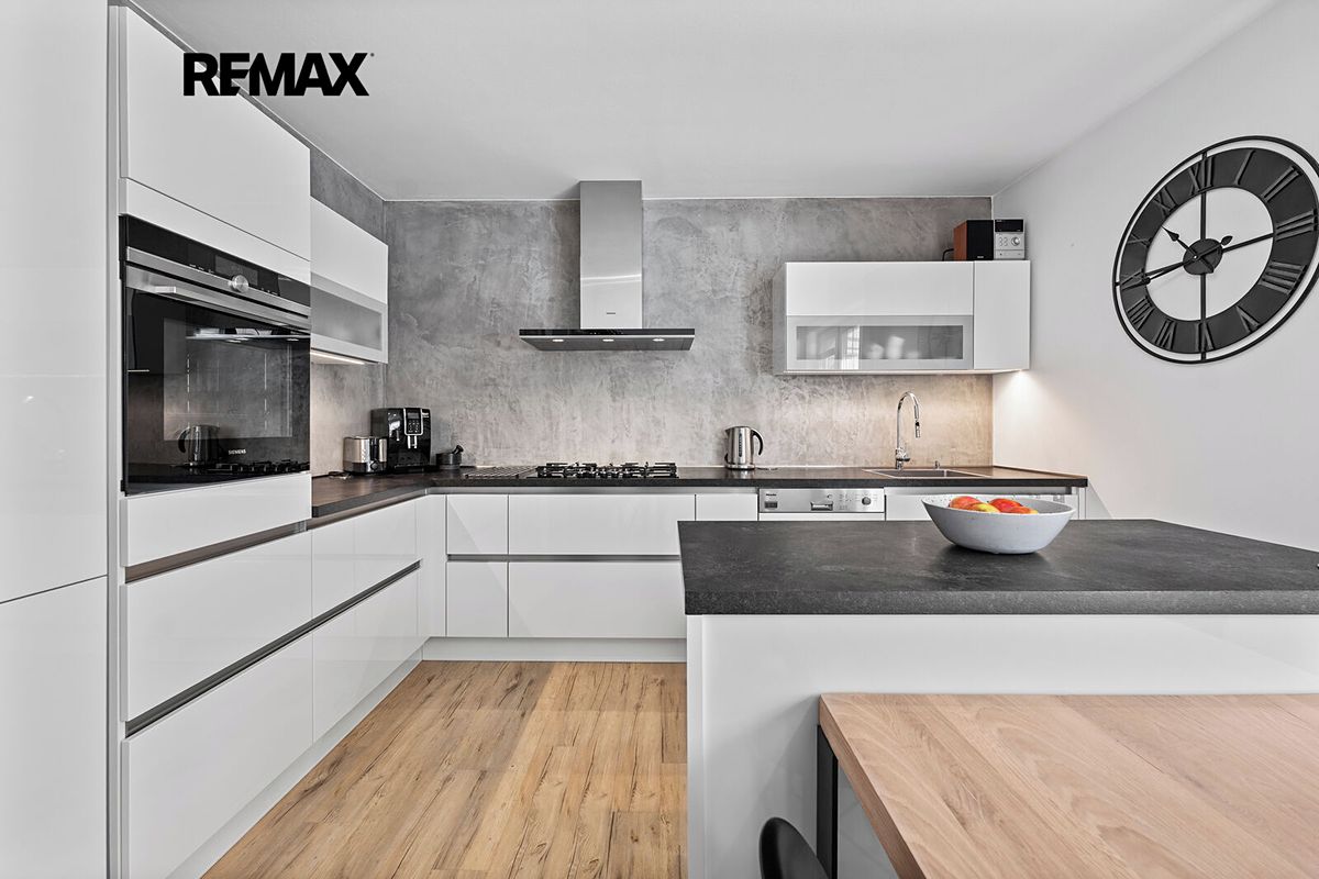Prodej rodinného domu 208 m², pozemek 697 m² – fotografie 2