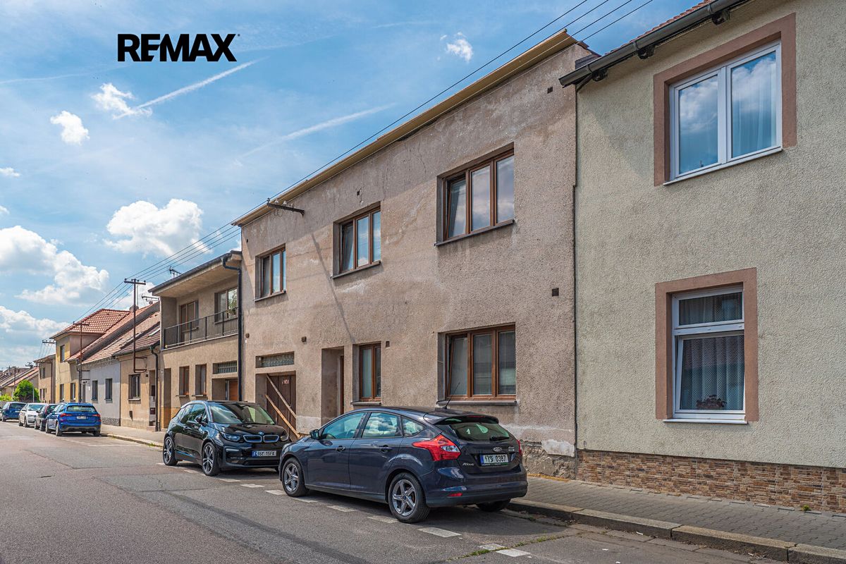 Prodej rodinného domu 240 m², pozemek 799 m² – fotografie 2
