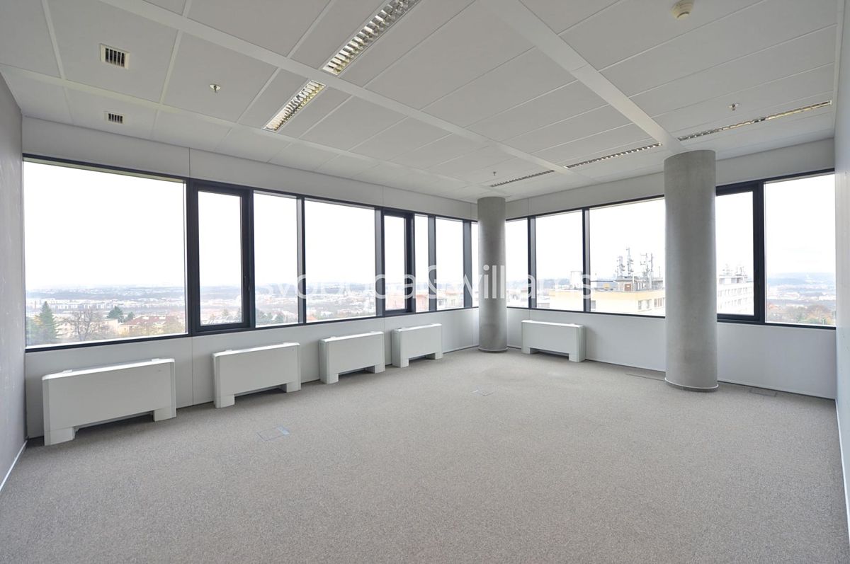 Pronájem kanceláře 322 m²