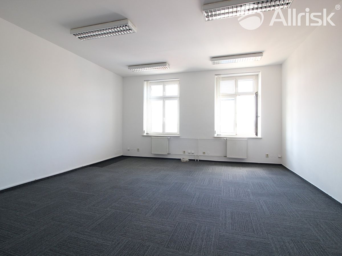 Pronájem kanceláře 200 m² – fotografie 3