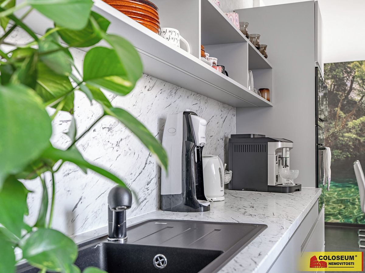Prodej rodinného domu 280 m², pozemek 294 m² – fotografie 5