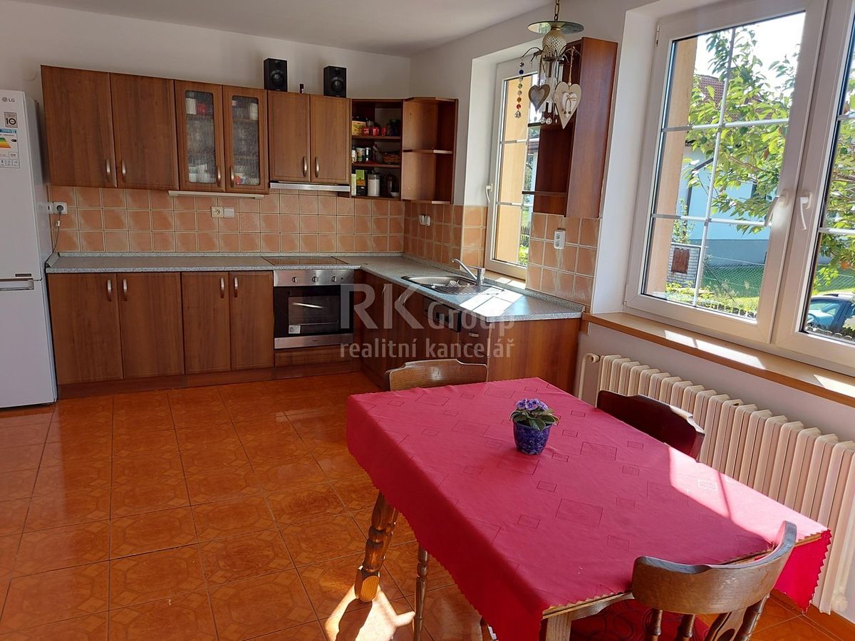 Prodej rodinného domu 300 m², pozemek 816 m² – fotografie 5