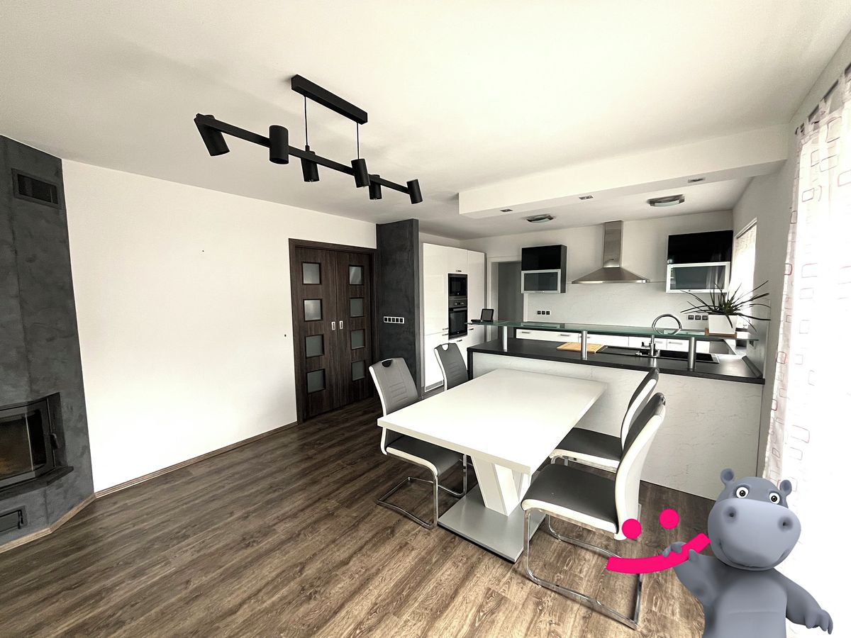 Prodej rodinného domu 337 m², pozemek 687 m² – fotografie 2