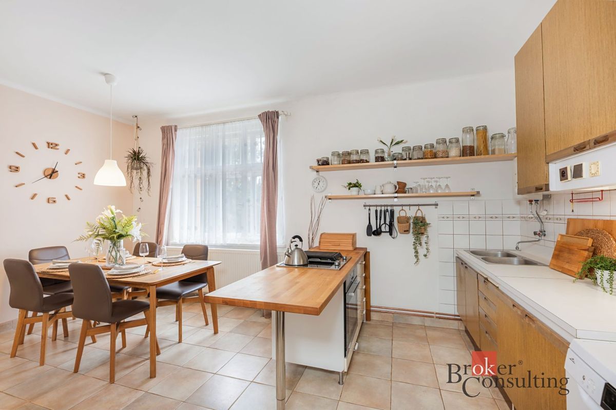 Prodej rodinného domu 270 m², pozemek 721 m² – fotografie 2