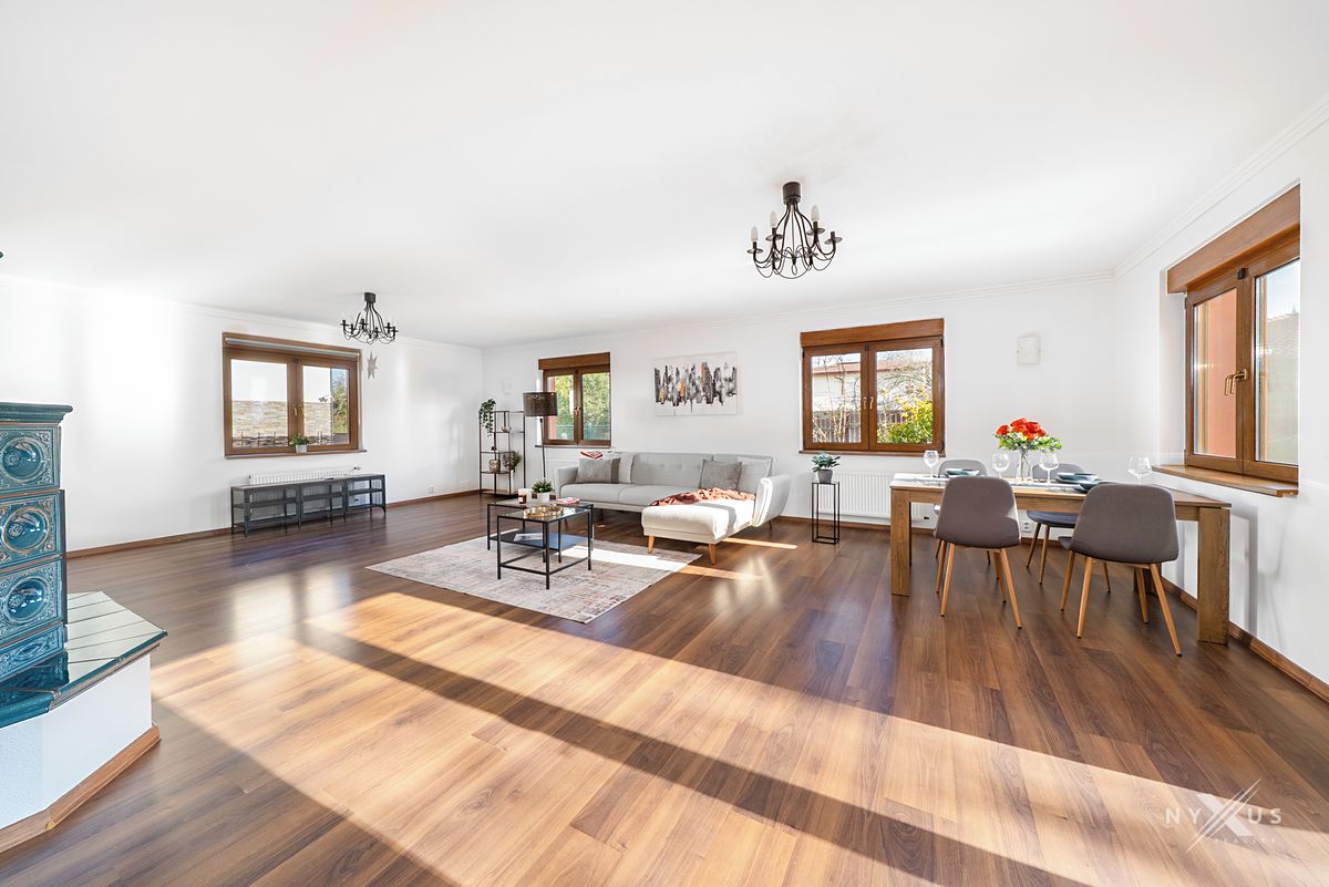 Prodej rodinného domu 345 m², pozemek 913 m²