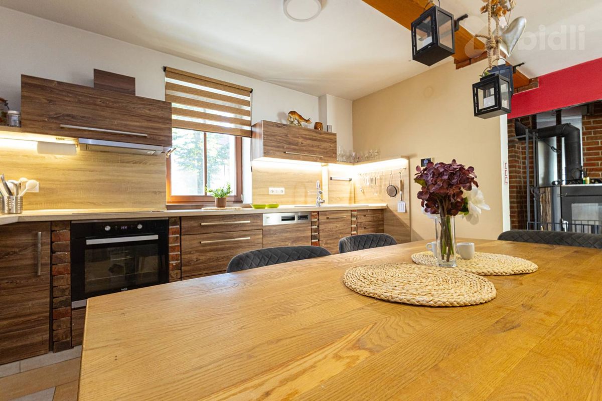 Prodej rodinného domu 180 m², pozemek 338 m² – fotografie 2
