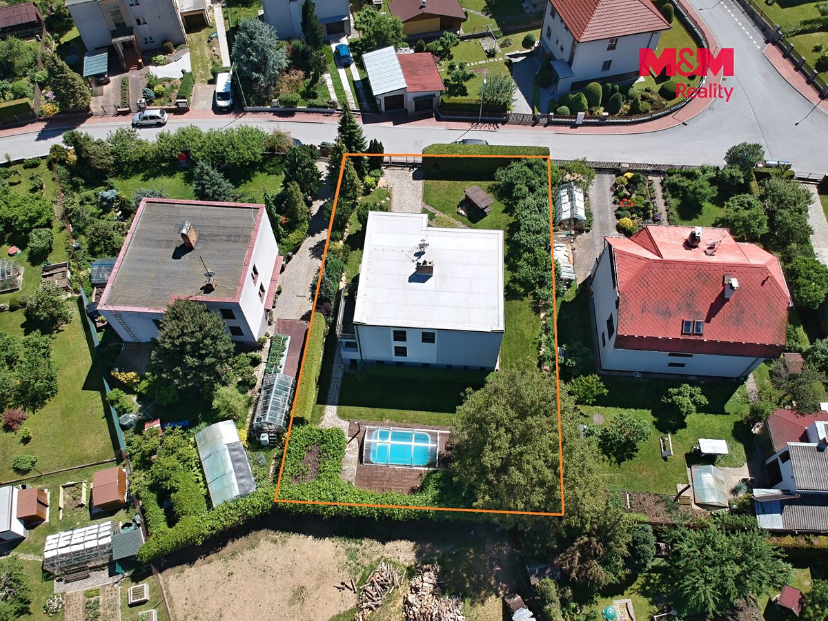Prodej rodinného domu 303 m², pozemek 924 m² – fotografie 2