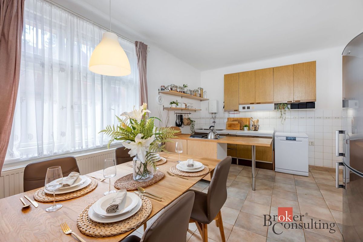 Prodej rodinného domu 270 m², pozemek 721 m² – fotografie 3