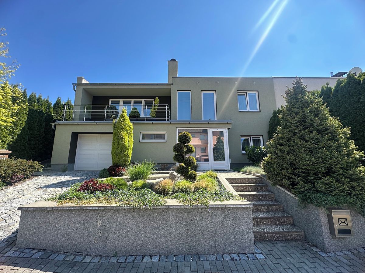 Prodej rodinného domu 230 m², pozemek 966 m²