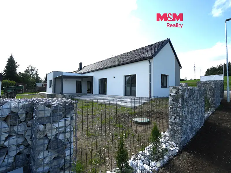 Prodej rodinného domu 180 m², pozemek 582 m², Šumavské Hoštice – náhled fotky 1