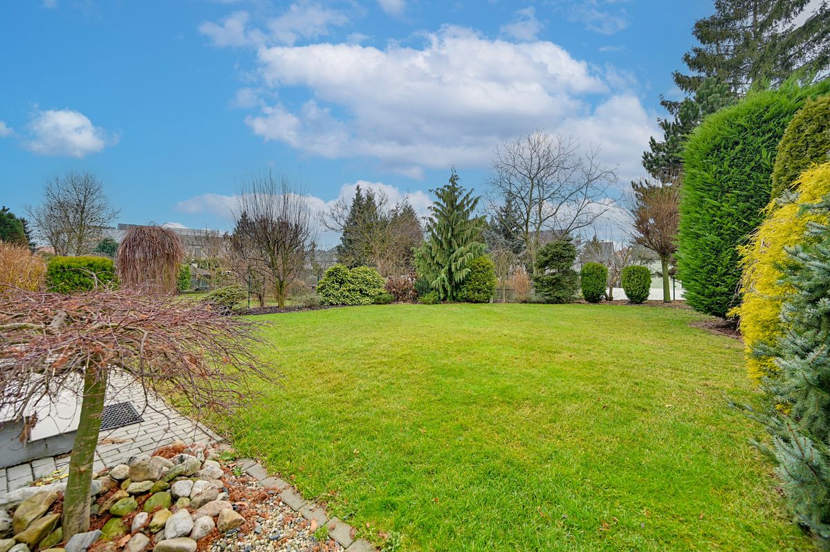 Prodej rodinného domu 378 m², pozemek 498 m² – fotografie 2