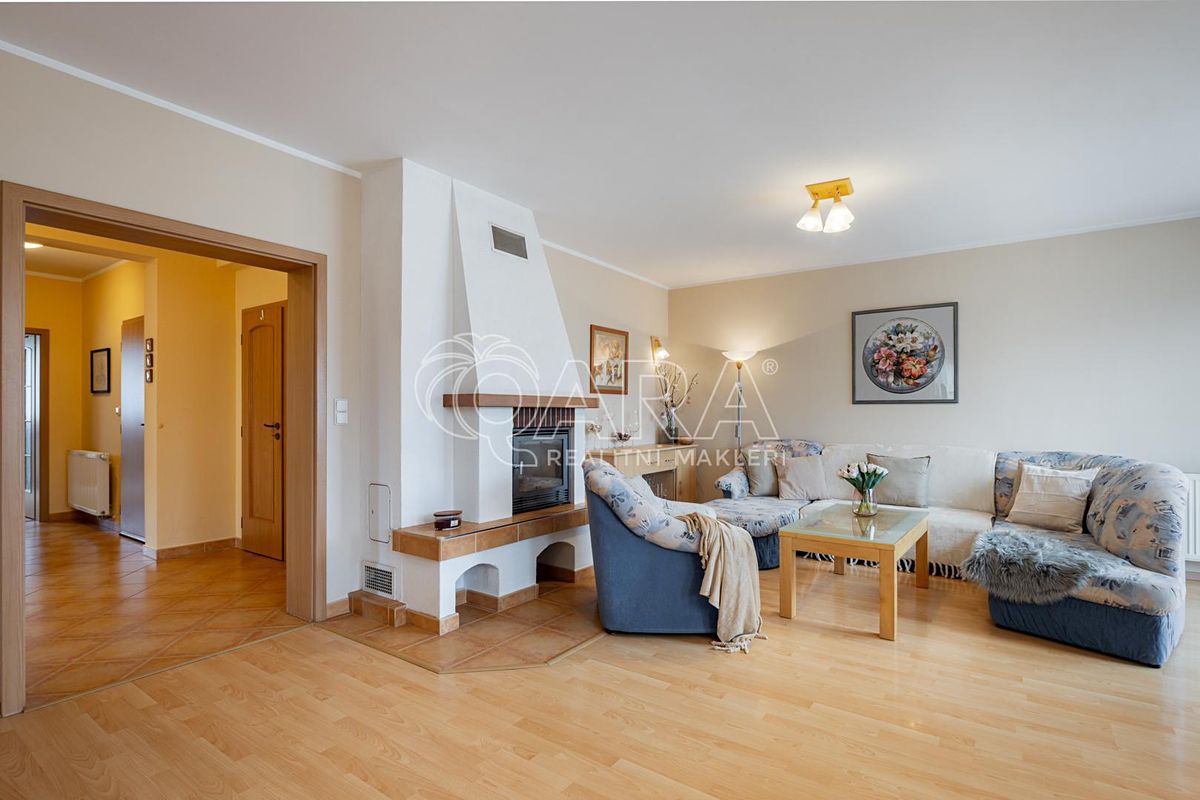 Prodej rodinného domu 223 m², pozemek 1021 m² – fotografie 5