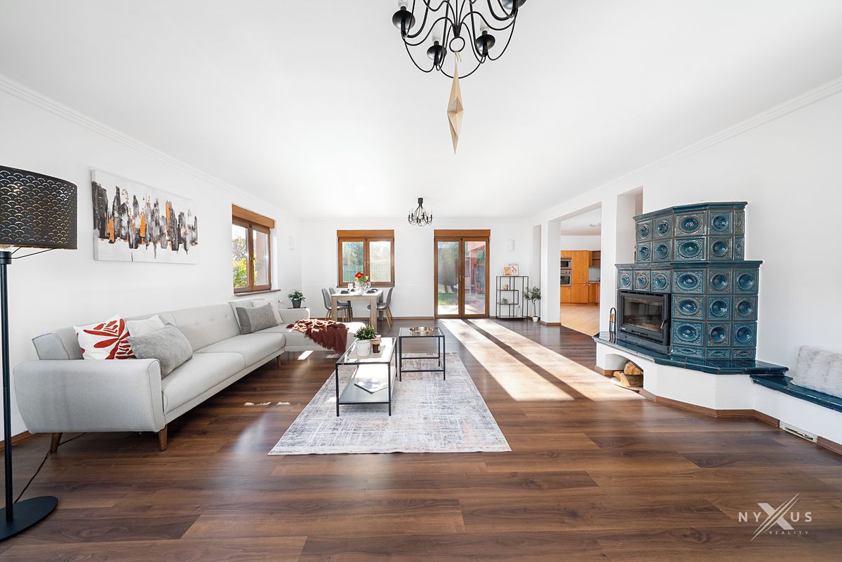 Prodej rodinného domu 345 m², pozemek 913 m² – fotografie 2