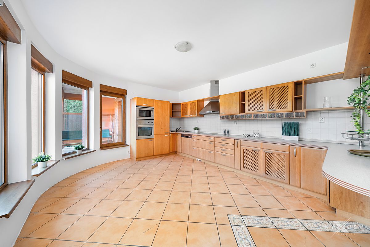 Prodej rodinného domu 345 m², pozemek 913 m² – fotografie 4