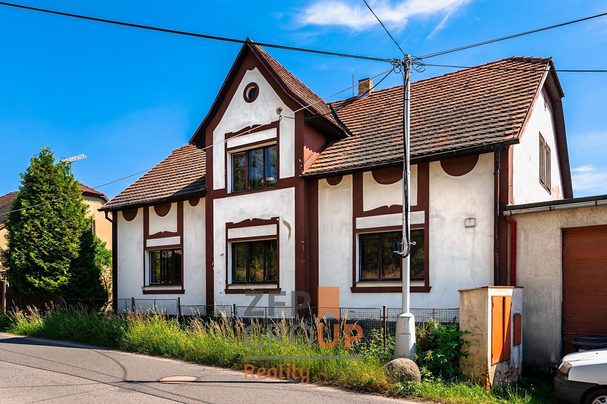 Prodej rodinného domu 300 m², pozemek 1027 m² – fotografie 2