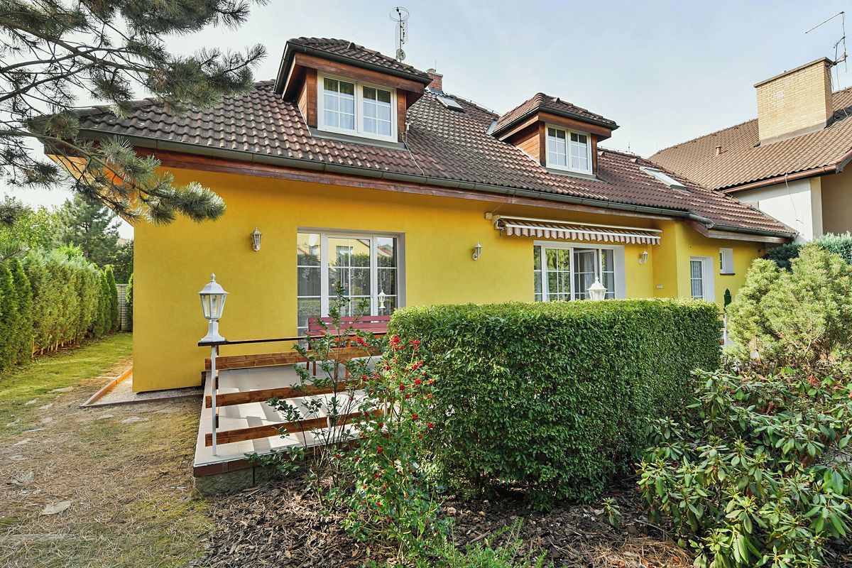 Pronájem rodinného domu 220 m², pozemek 374 m² – fotografie 3