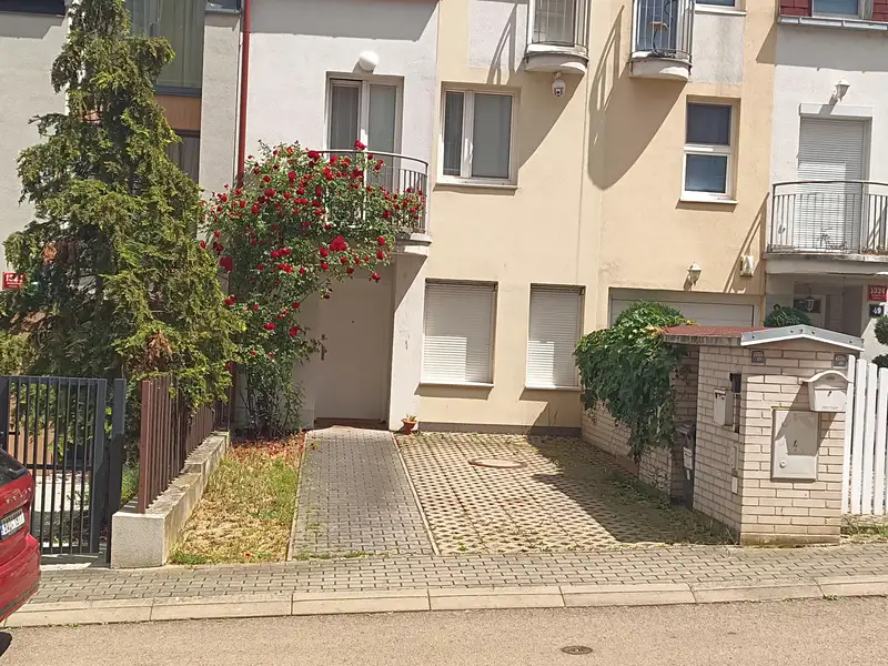 Pronájem rodinného domu 240 m², pozemek 280 m², Praha – náhled fotky 1