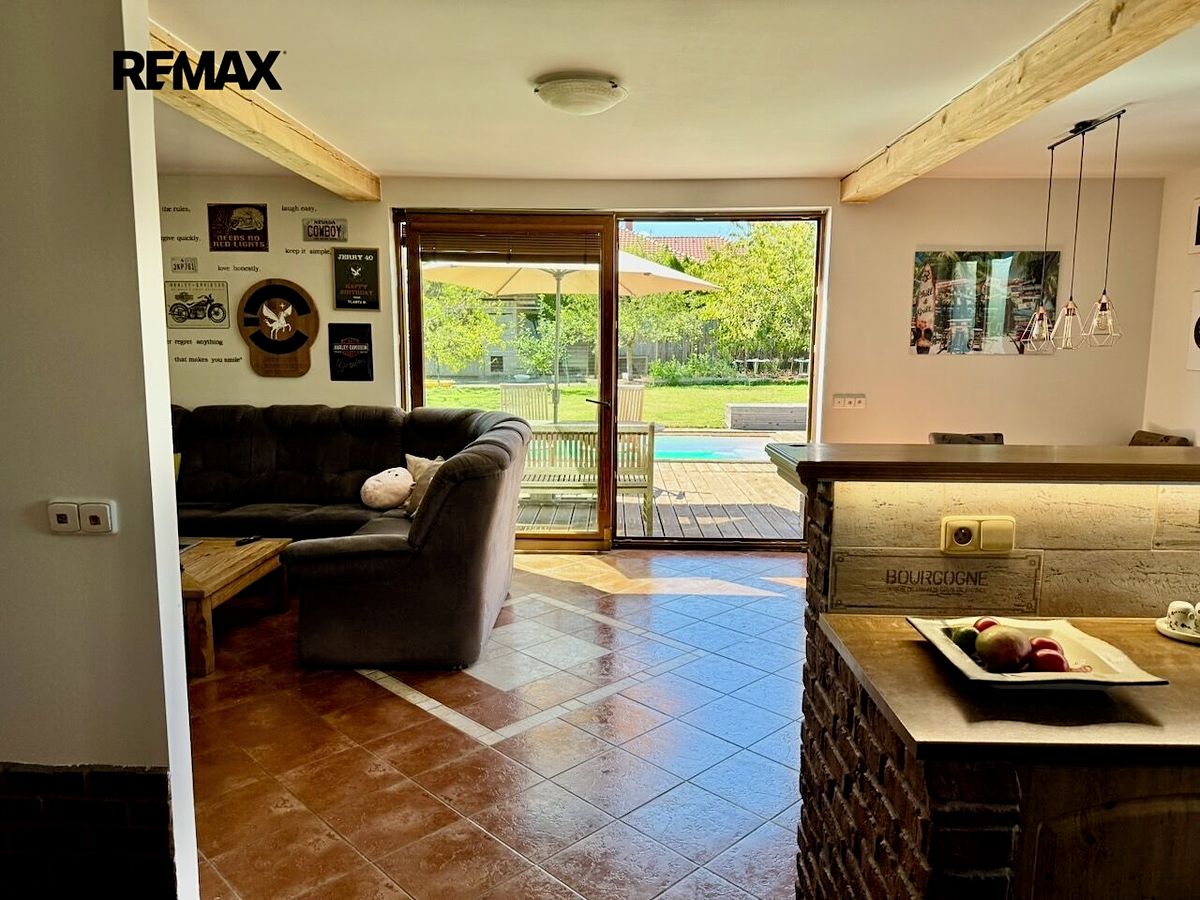 Prodej rodinného domu 149 m², pozemek 1042 m² – fotografie 2