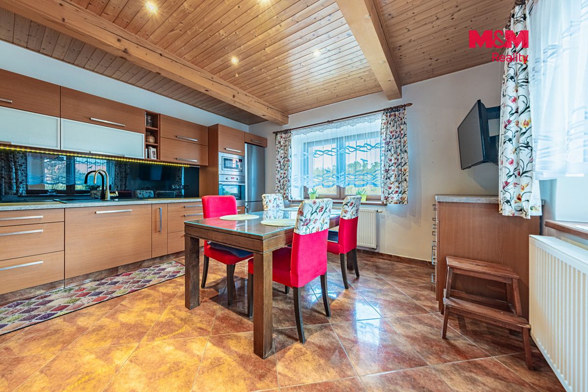 Prodej rodinného domu 203 m², pozemek 557 m² – fotografie 2