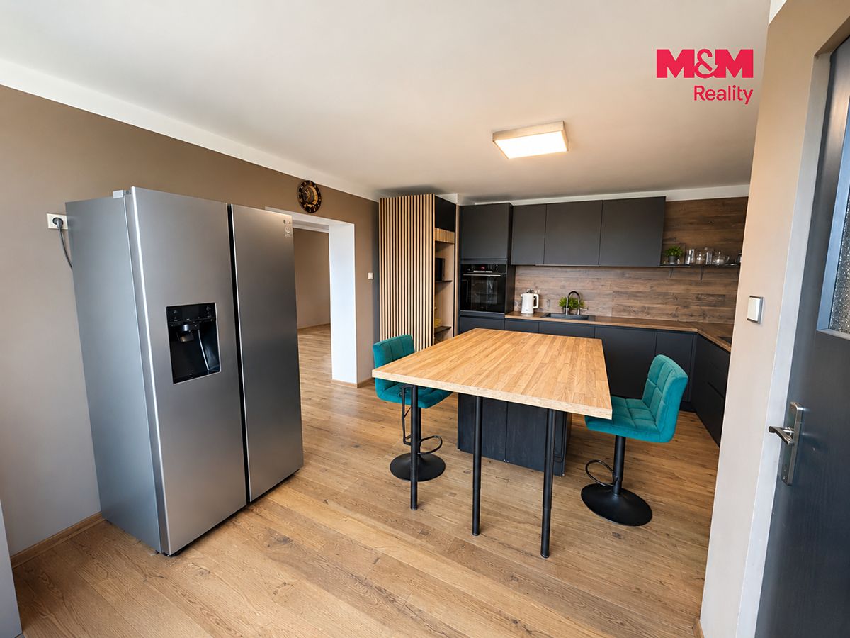 Prodej rodinného domu 200 m², pozemek 7653 m² – fotografie 3